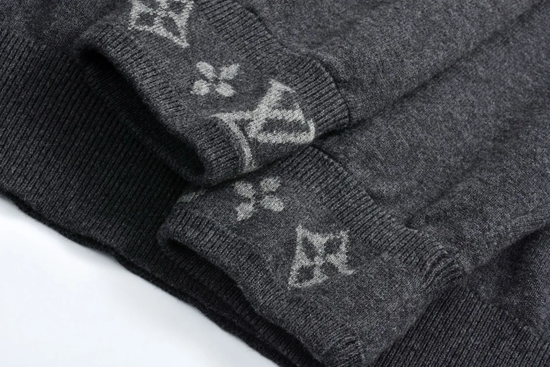 🅿️440 1v 25SS cuff jacquard crew neck sweater (grey) The original version was purchased for 15,100 and developed. The fabric is made of 55% cashmere fabric and 45% cotton. The fabric is soft and comfortable and does not cling to the upper body. The three-dimensional and stylish version can be worn outside or as a base layer. The fabric is washed frequently to fix the pattern and color. The jacquard is made of professional point jacquard on wool looms imported from Germany, and is reproduced from the original 1:1 scanned pattern. This round-neck pullover is made of soft cashmere in trendy tones and features Monogram elements on the ribbed knitted cuffs. It goes well with a variety of looks. Size:S-M-L-XL